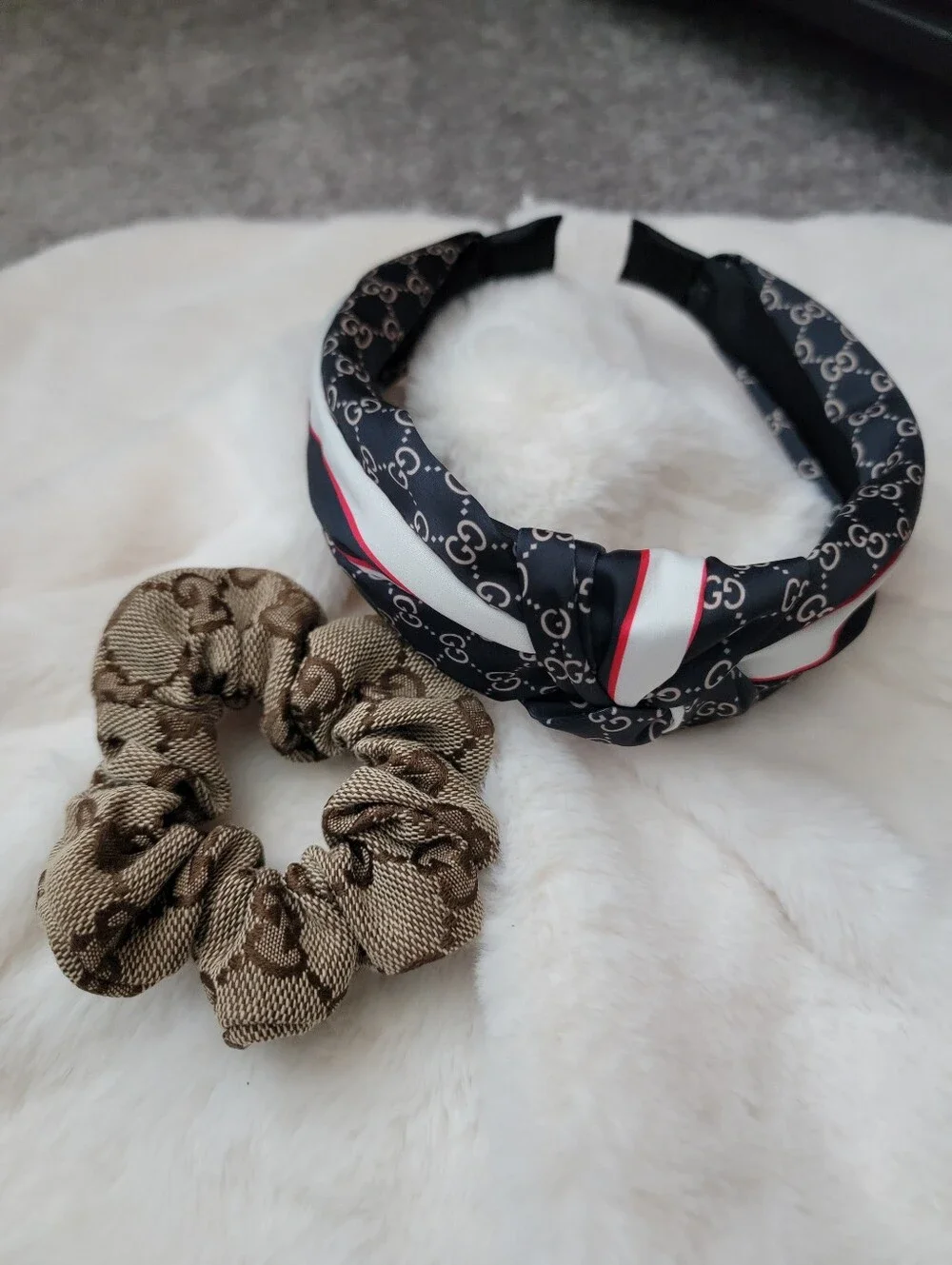 2pcs Black Patterned Knotted Headband and Brown Logo Scrunchie Set